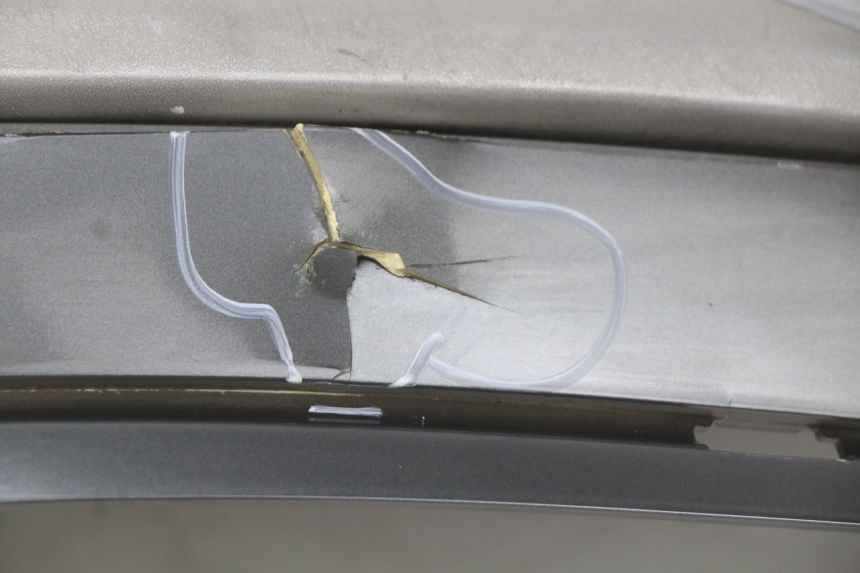 photo de RECHTER HINTERER KOTFLÜGEL PEUGEOT GEOPOLIS 400 (2007 - 2013) - Kennzeichnungen und Originalreferenzen