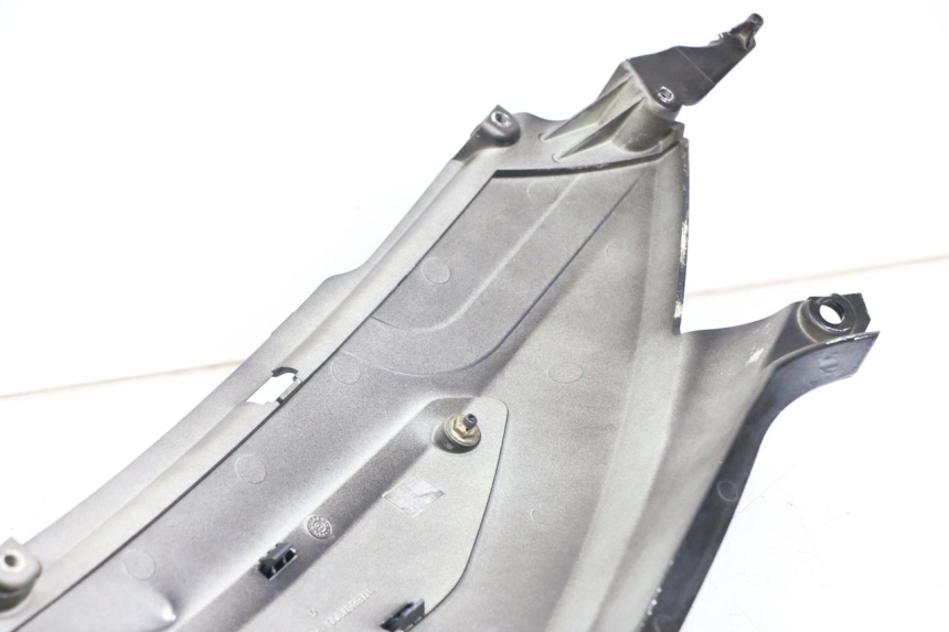 photo de VERKLEIDUNG HINTEN RECHTS PEUGEOT GEOPOLIS RS 125 (2007 - 2009) - Oberflächenzustand und Material