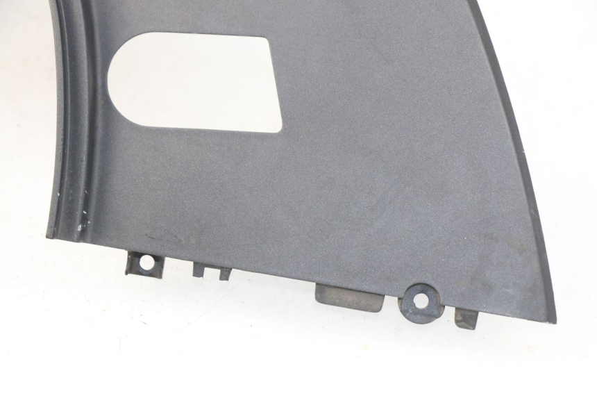 photo de VERKLEIDUNG HINTEN RECHTS SYM GTS EFI ABS 125 (2012 - 2016) - Details der Befestigungspunkte