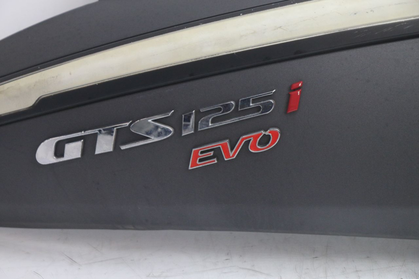 photo de VERKLEIDUNG HINTEN RECHTS SYM GTS EVO 125 (2009 - 2013) - Zoom auf Gebrauchszustand