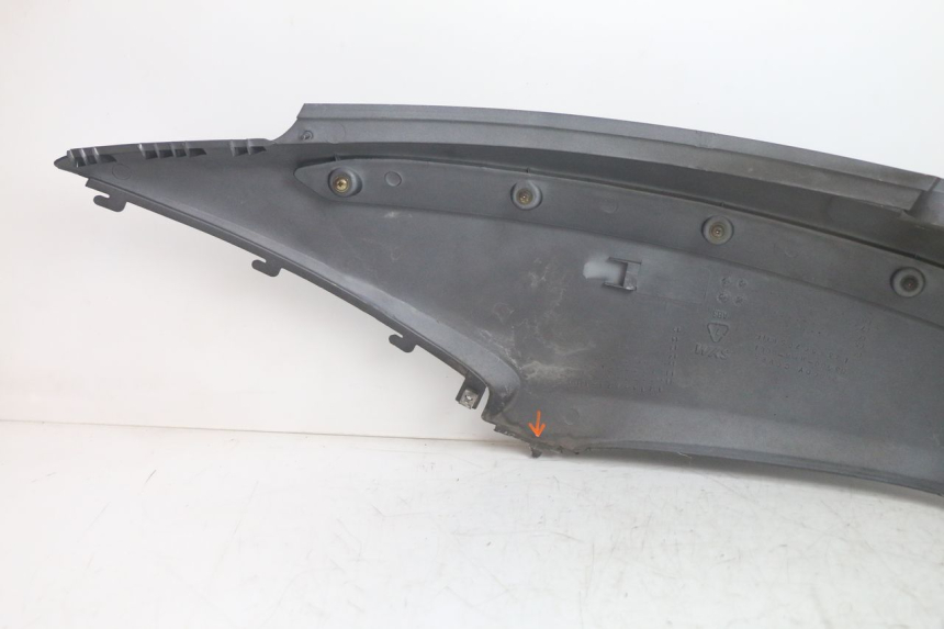 photo de VERKLEIDUNG HINTEN RECHTS SYM GTS EVO 125 (2009 - 2013) - Details der Befestigungspunkte