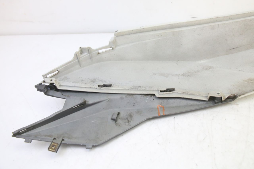 photo de RECHTER HINTERER KOTFLÜGEL SYM JET 14 4T 50 (2018 - 2022) - Kennzeichnungen und Originalreferenzen