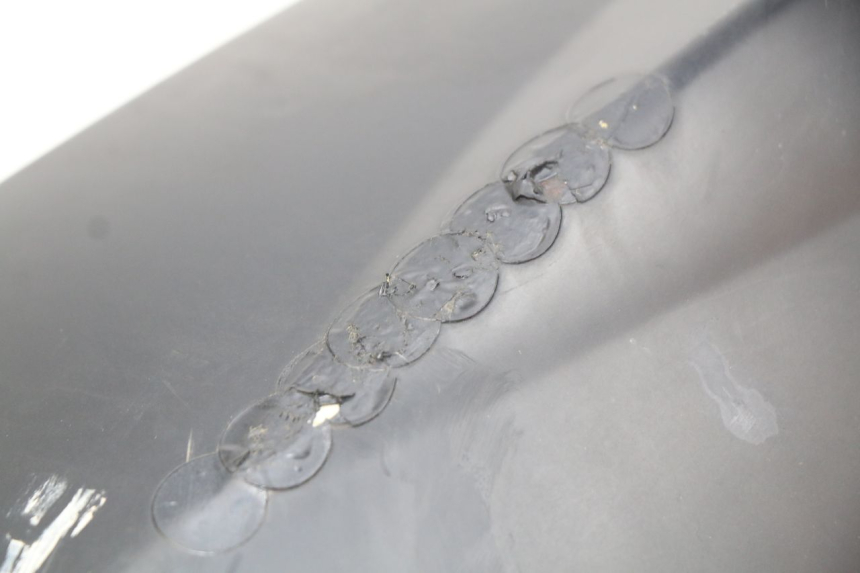 photo de RECHTER HINTERER KOTFLÜGEL PEUGEOT KISBEE 4T 50 (2010 - 2017) - Details der Befestigungspunkte