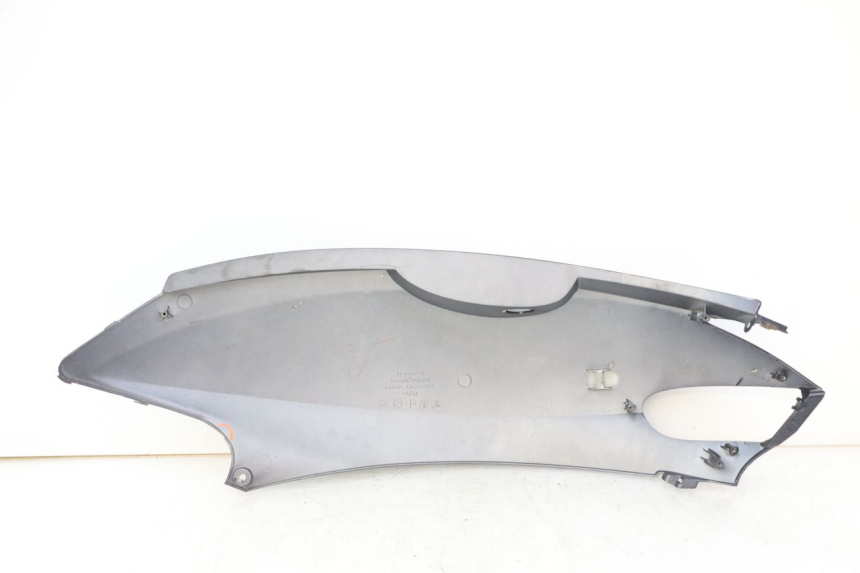 photo de VERKLEIDUNG HINTEN RECHTS KYMCO GRAND DINK 125 (2008 - 2014) - Details der Befestigungspunkte