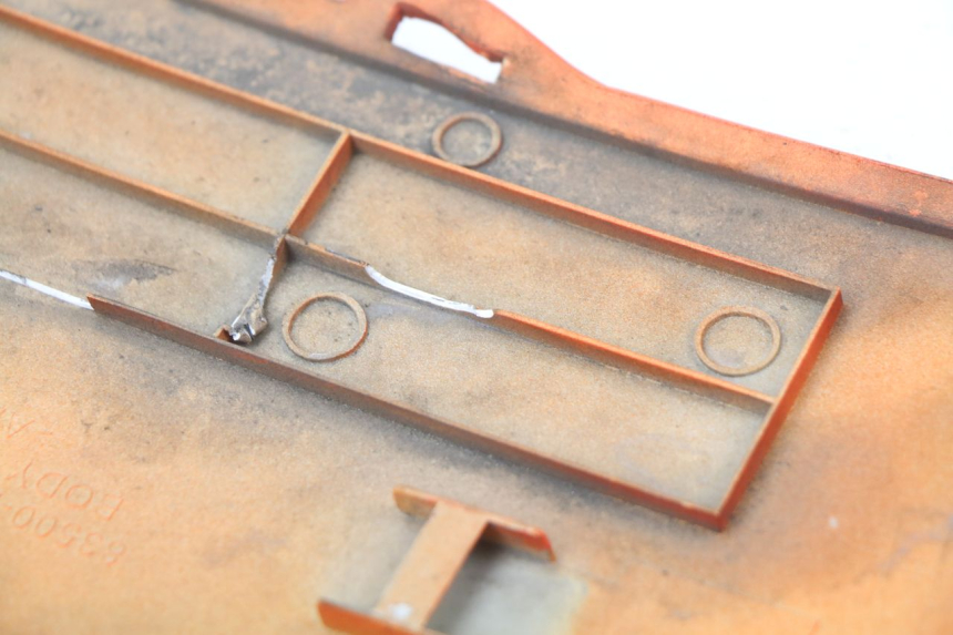 photo de RECHTER HINTERER KOTFLÜGEL KYMCO LIKE 125 (2009 - 2016) - Details der Befestigungspunkte