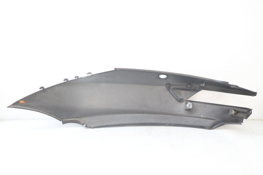 photo de VERKLEIDUNG HINTEN RECHTS PIAGGIO MP3 HPE 350 (2018 - 2020) - Details der Befestigungspunkte