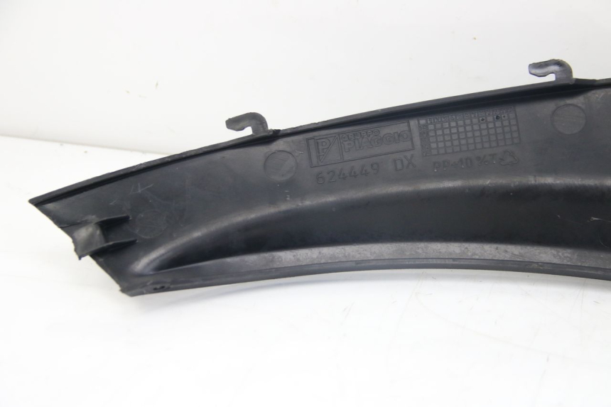 photo de RECHTER HINTERER KOTFLÜGEL PIAGGIO MP3 125 (2006 - 2014) - Kennzeichnungen und Originalreferenzen