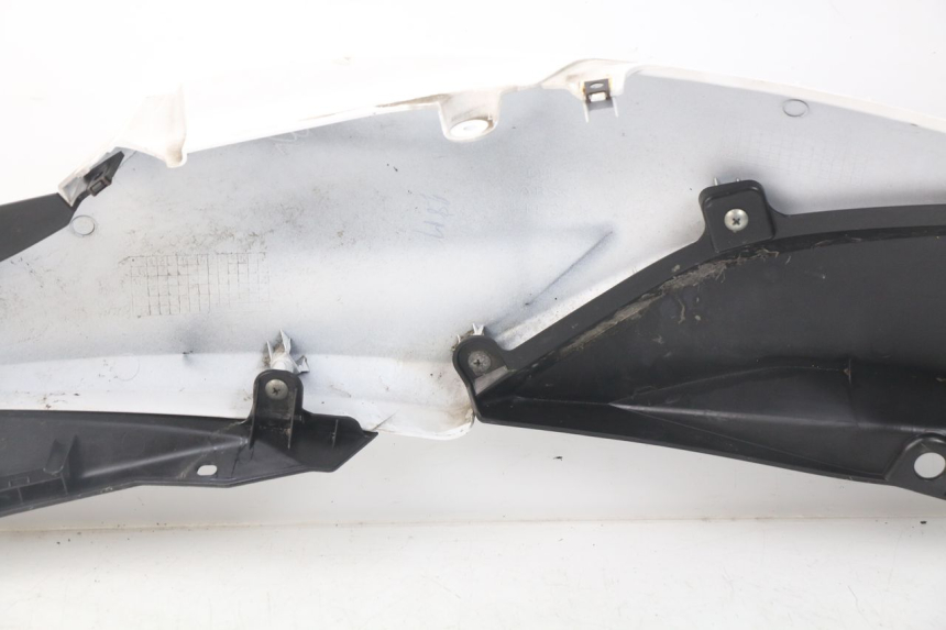 photo de VERKLEIDUNG HINTEN RECHTS MBK MW TRYPTIK 125 (2017 - 2022) - Details der Befestigungspunkte