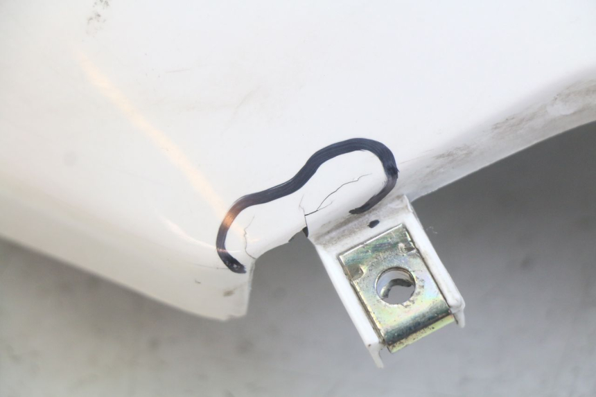 photo de RECHTER HINTERER KOTFLÜGEL SYM ORBIT 2 4T 50 (2018 - 2022) - Zoom auf Gebrauchszustand