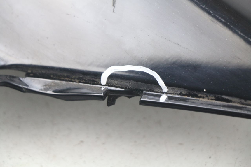 photo de VERKLEIDUNG HINTEN RECHTS SYM ORBIT 2 50 (2008 - 2014) - Details der Befestigungspunkte