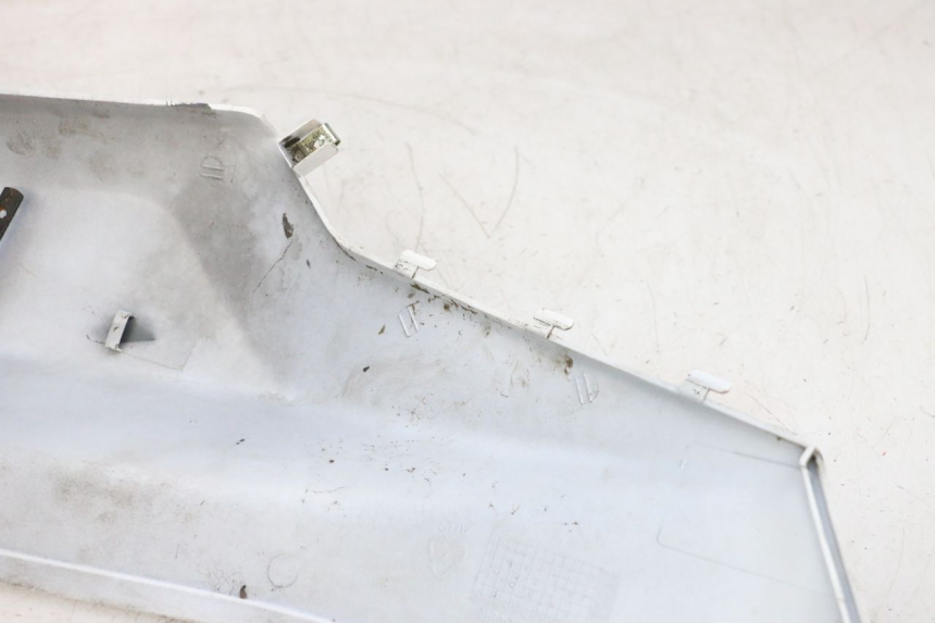 photo de VERKLEIDUNG HINTEN RECHTS SYM ORBIT 2 50 (2008 - 2014) - Details der Befestigungspunkte