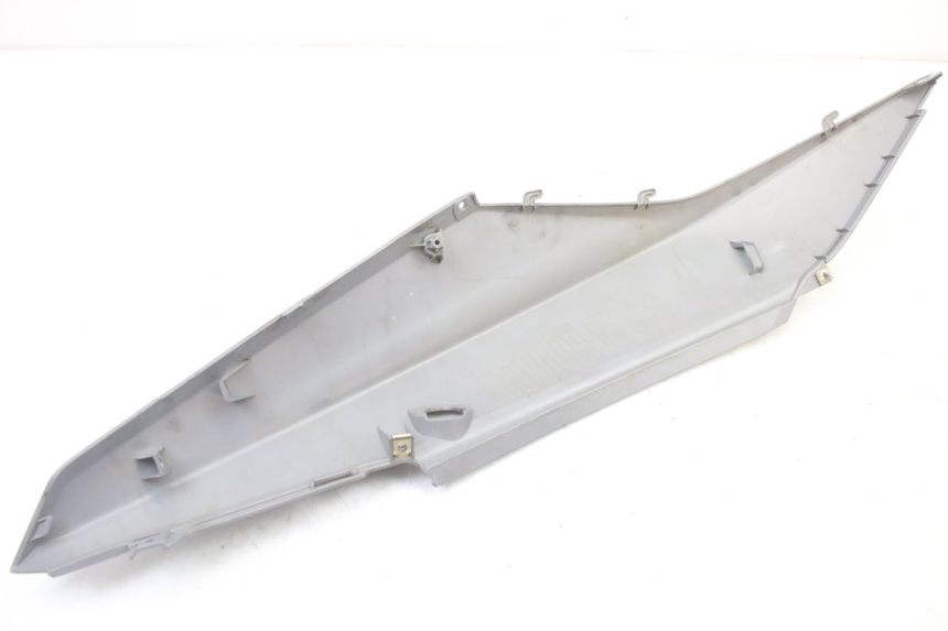 photo de VERKLEIDUNG HINTEN RECHTS SYM ORBIT III 3 4T 50 (2021 - 2025) - Details der Befestigungspunkte