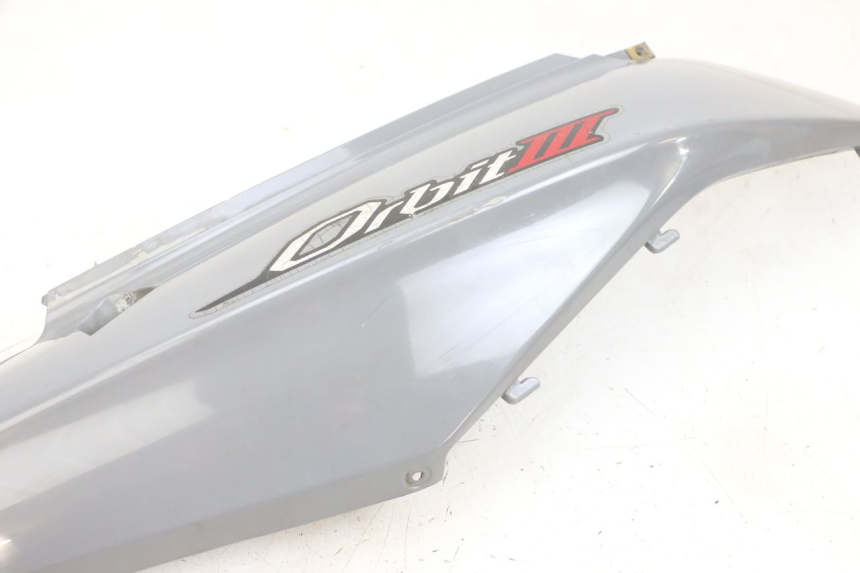 photo de VERKLEIDUNG HINTEN RECHTS SYM ORBIT III 3 4T 50 (2021 - 2025) - Details der Befestigungspunkte