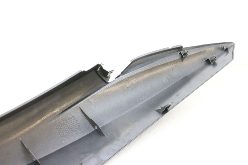 photo de VERKLEIDUNG HINTEN RECHTS HONDA PCX (JF28) 125 (2009 - 2011) - Details der Befestigungspunkte