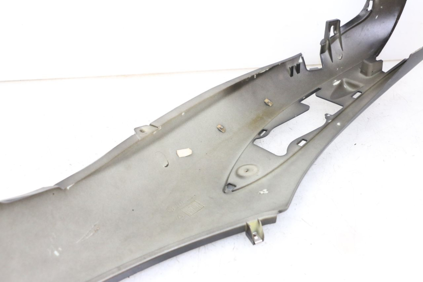 photo de VERKLEIDUNG HINTEN RECHTS PIAGGIO BEVERLY 125 (1998 - 2005) - Zoom auf Gebrauchszustand