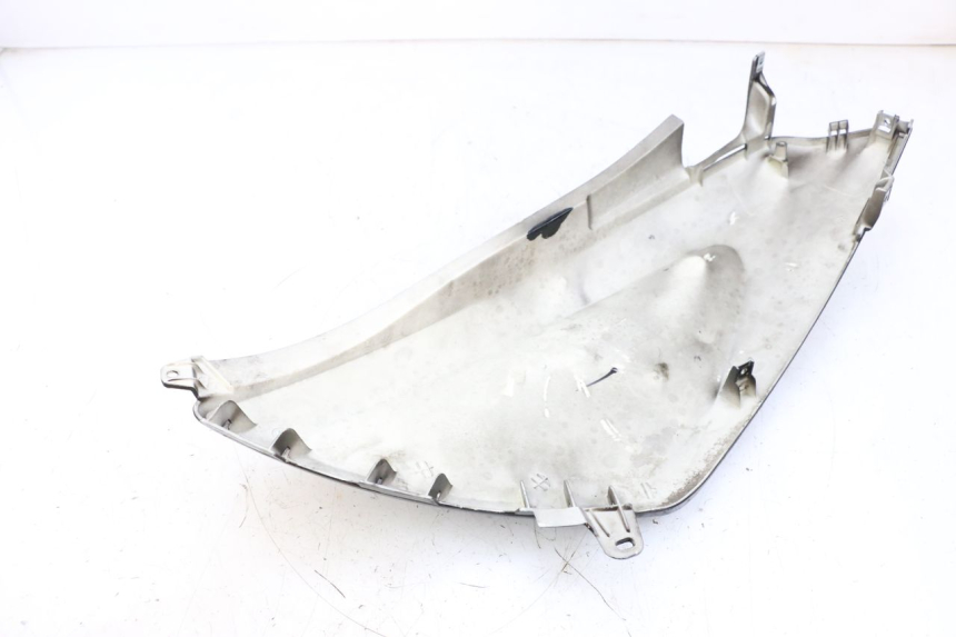 photo de VERKLEIDUNG HINTEN RECHTS JM MOTORS SANTANA 50 (2014 - 2023) - Details der Befestigungspunkte