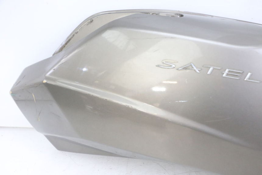 photo de VERKLEIDUNG HINTEN RECHTS PEUGEOT SATELIS 125 (2013 - 2018) - Weitere Ansicht des Artikels