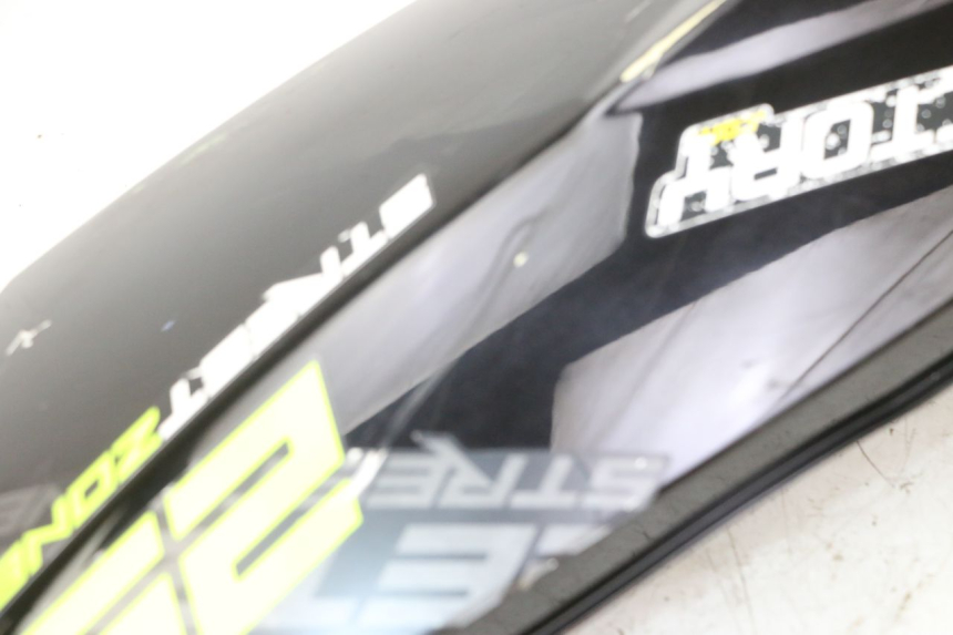 photo de VERKLEIDUNG HINTEN RECHTS PEUGEOT STREETZONE I NAKED 2T 50 (2018 - 2020) - Kennzeichnungen und Originalreferenzen