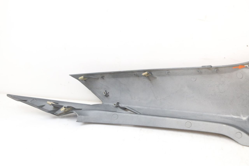 photo de VERKLEIDUNG HINTEN RECHTS KYMCO SUPER 8 4T 50 (2018 - 2020) - Details der Befestigungspunkte