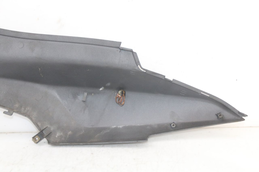 photo de VERKLEIDUNG HINTEN RECHTS SYM ORBIT 2 4T 50 (2008 - 2017) - Oberflächenzustand und Material