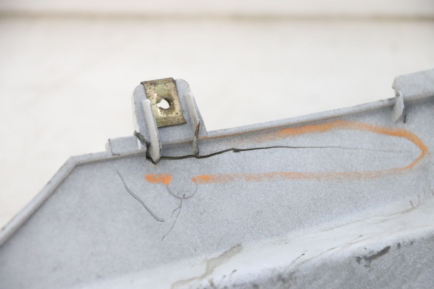 photo de VERKLEIDUNG HINTEN RECHTS PEUGEOT TWEET PRO EFI 4T 50 (2021 - 2022) - Detailansicht des Bauteils