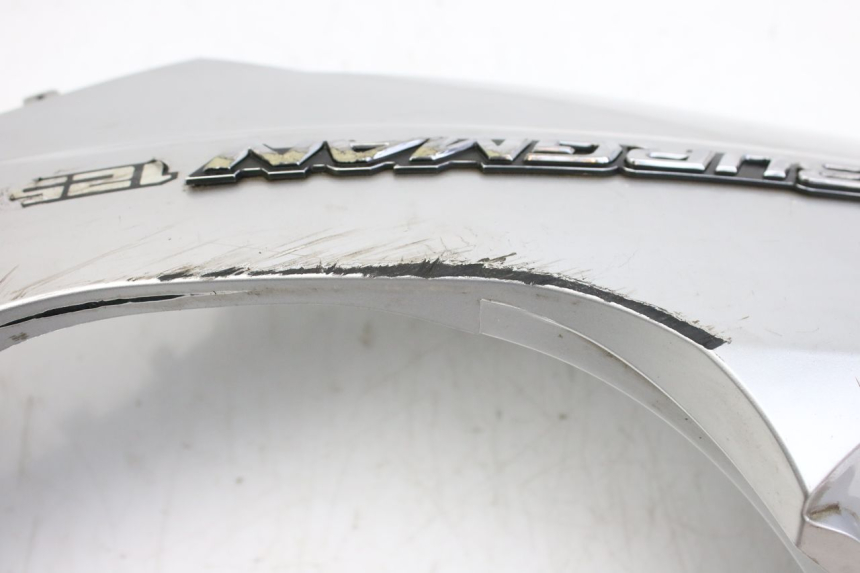 photo de RECHTER HINTERER KOTFLÜGEL SUZUKI UH BURGMAN 125 (2002 - 2006) - Details der Befestigungspunkte