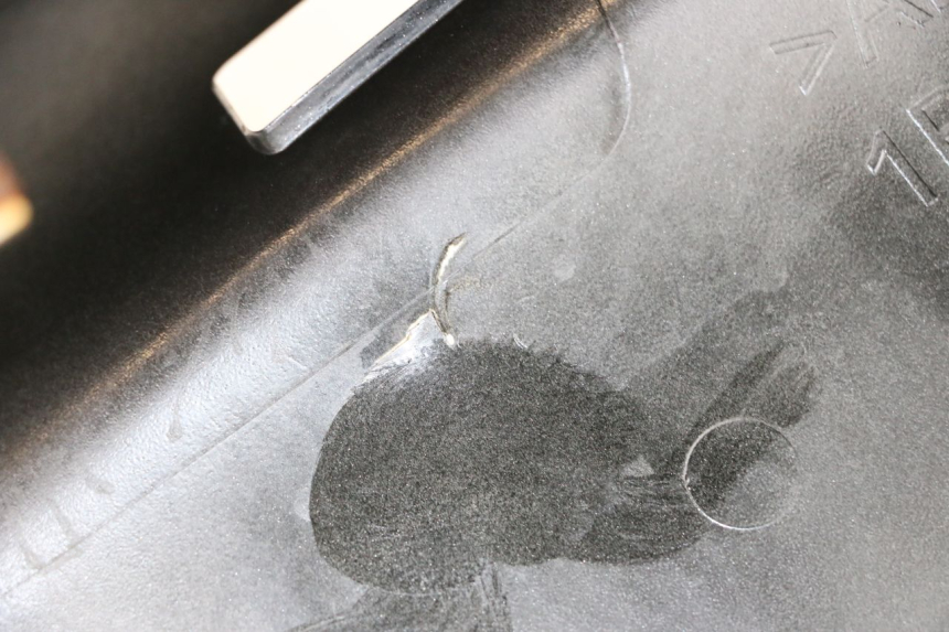 photo de RECHTER HINTERER KOTFLÜGEL YAMAHA XMAX X-MAX 125 (2006 - 2009) - Zoom auf Gebrauchszustand