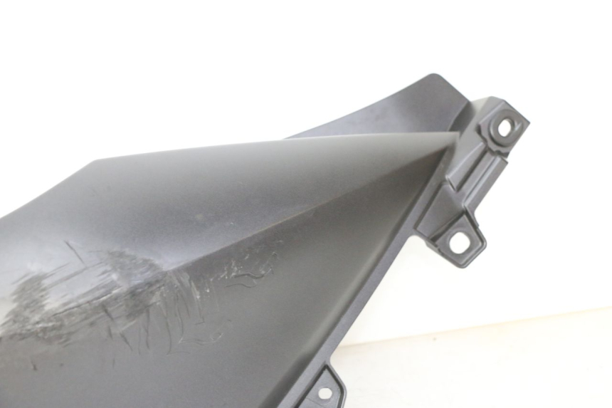 photo de VERKLEIDUNG HINTEN RECHTS YAMAHA XMAX X-MAX 125 (2021 - 2025) - Charakteristische Merkmale