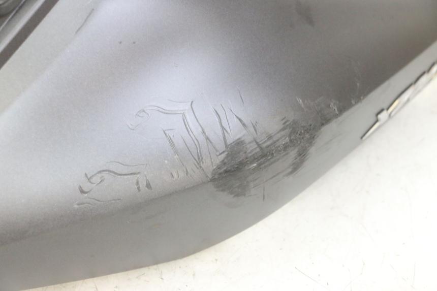 photo de VERKLEIDUNG HINTEN RECHTS YAMAHA XMAX X-MAX 125 (2021 - 2025) - Zoom auf Gebrauchszustand