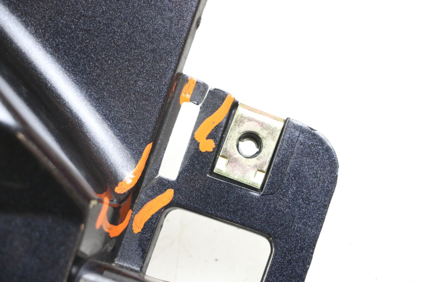 photo de HINTERE RECHTE SEITENVERKLEIDUNG KYMCO XCITING 250 (2006 - 2009) - Details der Befestigungspunkte