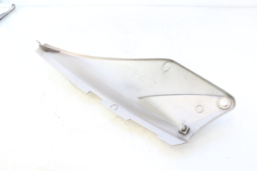 photo de VERKLEIDUNG HINTEN RECHTS HONDA XLV VARADERO 125 (2007 - 2012) - Details der Befestigungspunkte