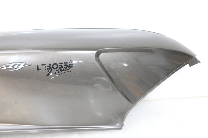photo de VERKLEIDUNG HINTEN RECHTS YAMAHA YP MAJESTY 125 (2002 - 2006) - Oberflächenzustand und Material