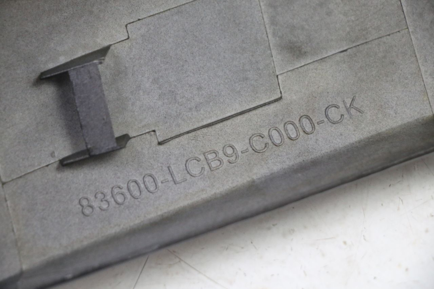 photo de LINKES HINTERES SEITENTEIL KYMCO AGILITY 4T 50 (2005 - 2018) - Charakteristische Merkmale