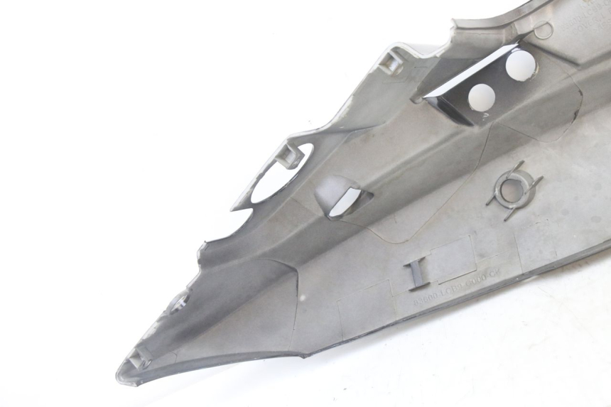 photo de LINKES HINTERES SEITENTEIL KYMCO AGILITY 4T 50 (2005 - 2018) - Details der Befestigungspunkte