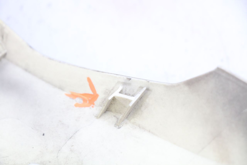 photo de HINTERE LINKE SEITENVERKLEIDUNG NECO ALEXONE 125 (2017 - 2024) - Technische Nahaufnahme