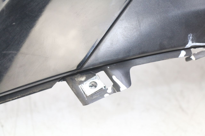 photo de HINTERE LINKE SEITENVERKLEIDUNG PIAGGIO BEVERLY 125 (2010 - 2015) - Details der Befestigungspunkte