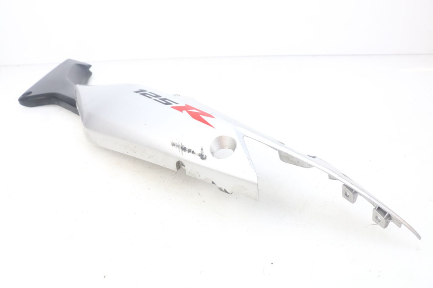 photo de VERKLEIDUNG HINTEN LINKS HONDA CBR R 125 (2003 - 2006) - Details der Befestigungspunkte