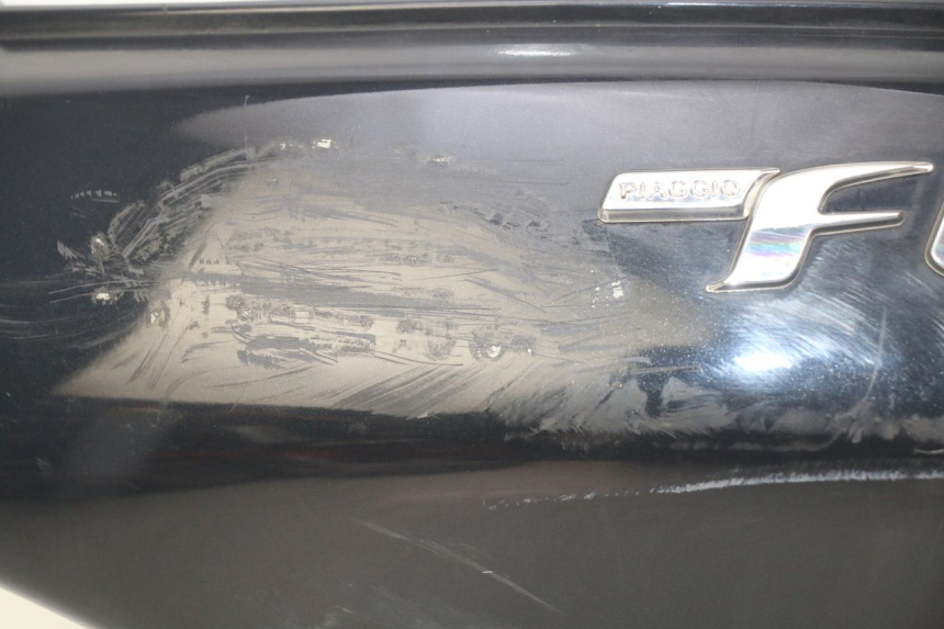 photo de LINKES HINTERES SEITENTEIL PIAGGIO FLY 4T 50 (2013 - 2017) - Oberflächenzustand und Material