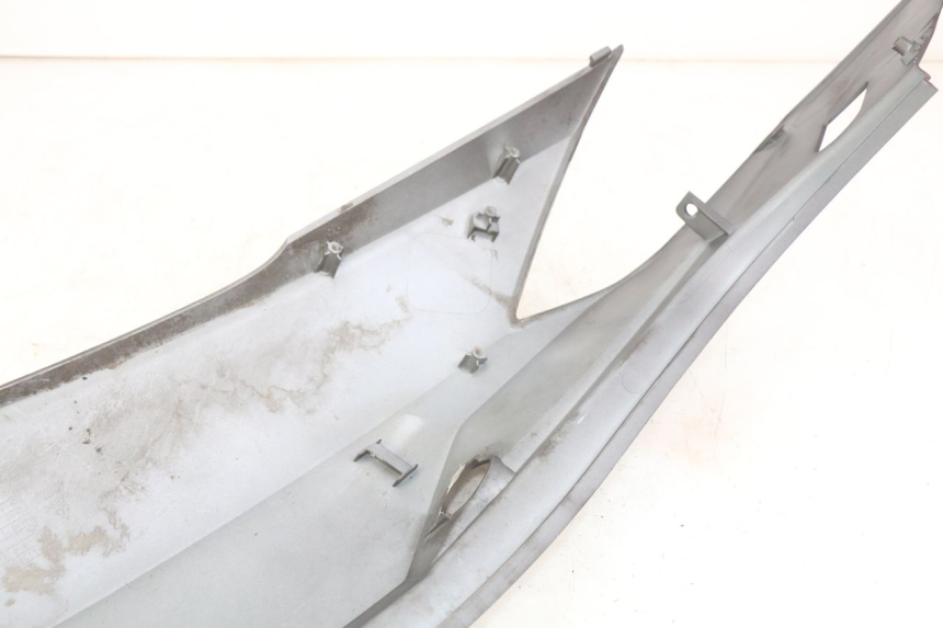 photo de LINKES HINTERES SEITENTEIL SYM GTS EFI 125 (2012 - 2016) - Details der Befestigungspunkte