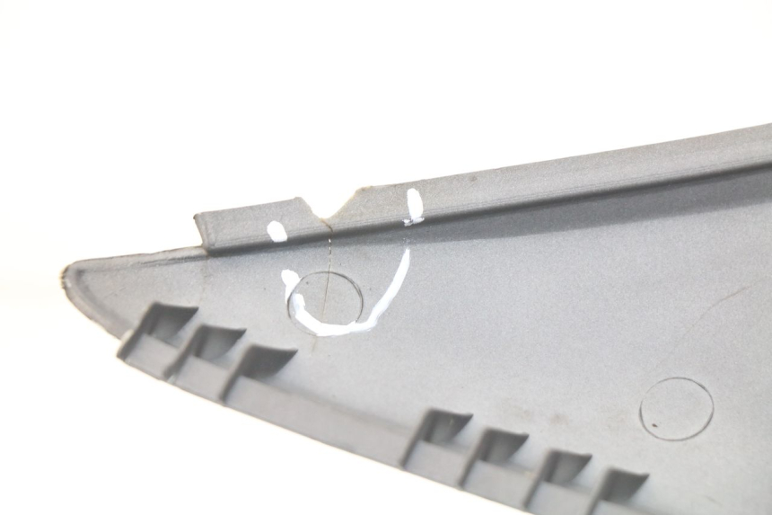 photo de VERKLEIDUNG HINTEN LINKS SYM GTS EVO 125 (2009 - 2013) - Details der Befestigungspunkte