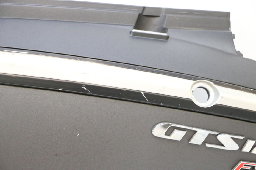 photo de VERKLEIDUNG HINTEN LINKS SYM GTS EVO 125 (2009 - 2013) - Details der Befestigungspunkte