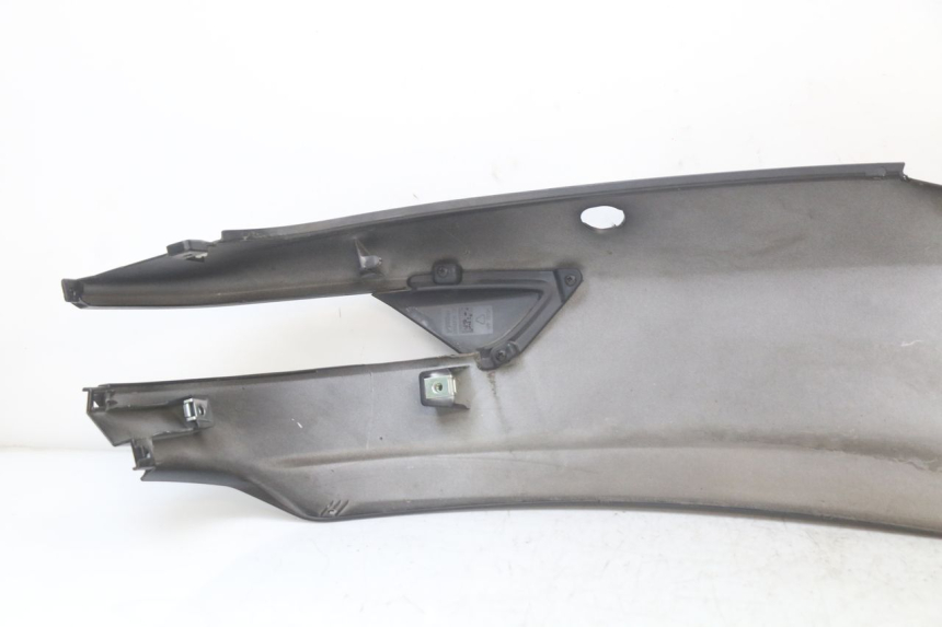 photo de VERKLEIDUNG HINTEN LINKS PIAGGIO MP3 HPE 350 (2018 - 2020) - Oberflächenzustand und Material