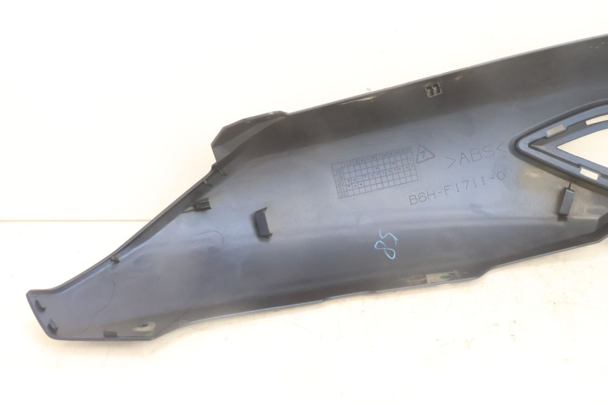 photo de VERKLEIDUNG HINTEN LINKS YAMAHA N-MAX NMAX 125 (2021 - 2024) - Kennzeichnungen und Originalreferenzen