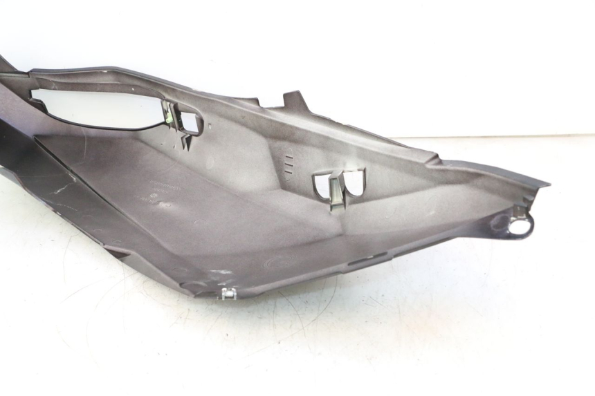 photo de VERKLEIDUNG HINTEN LINKS PEUGEOT SATELIS 125 (2006 - 2009) - Fokus auf die Struktur