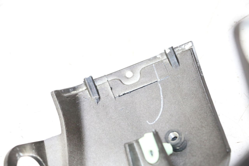 photo de VERKLEIDUNG HINTEN LINKS PEUGEOT STREETZONE I NAKED 2T 50 (2018 - 2020) - Detailansicht des Bauteils