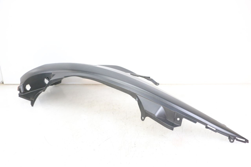 photo de VERKLEIDUNG HINTEN LINKS SUZUKI BURGMAN 125 (2018 - 2021) - Kennzeichnungen und Originalreferenzen