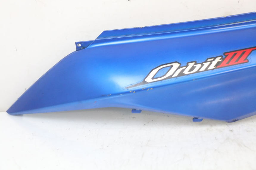 photo de HINTERE LINKE SEITENVERKLEIDUNG SYM ORBIT III 3 4T 50 (2018 - 2021) - Zoom auf Gebrauchszustand