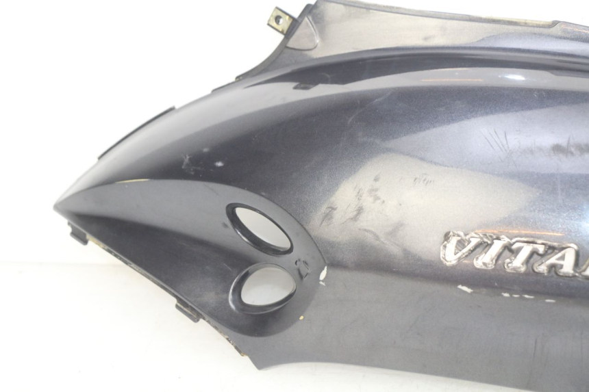 photo de LINKES HINTERES SEITENTEIL KYMCO VITALITY 2T 50 (2004 - 2010) - Kennzeichnungen und Originalreferenzen