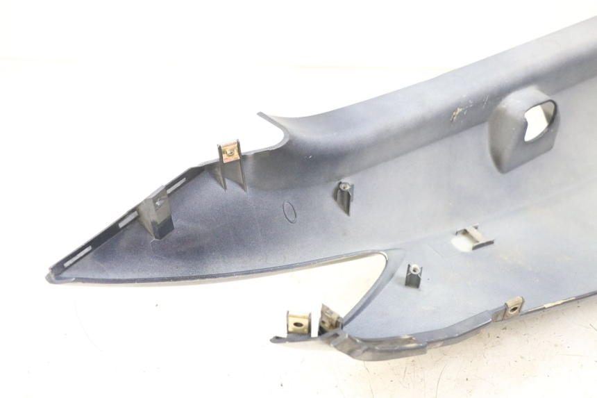 photo de HINTERE LINKE SEITENVERKLEIDUNG KYMCO XCITING 250 (2006 - 2009) - Zoom auf Gebrauchszustand