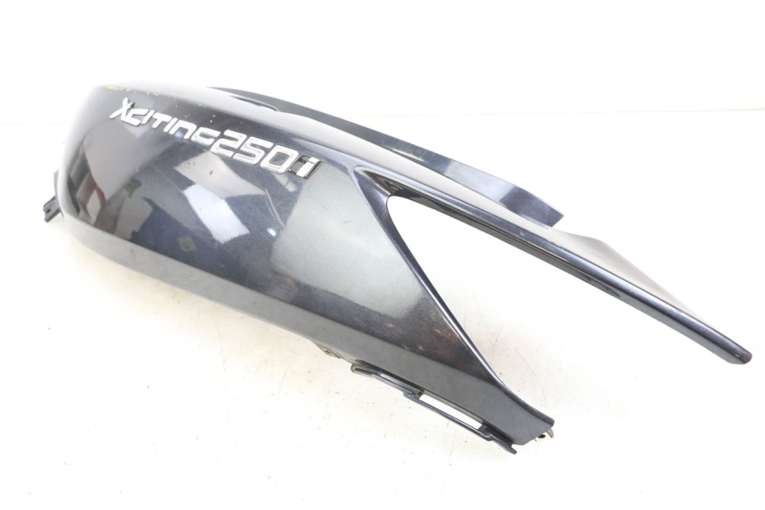 photo de HINTERE LINKE SEITENVERKLEIDUNG KYMCO XCITING 250 (2006 - 2009) - Details der Befestigungspunkte